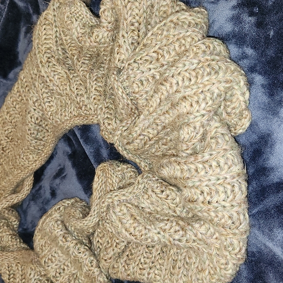 Women's Scarves - Picture 10 of 16